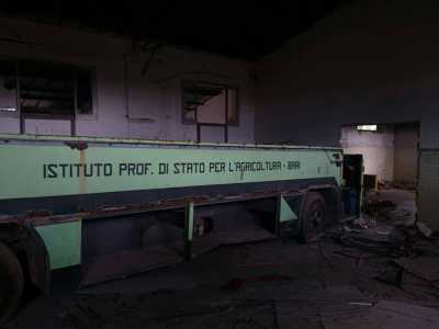 L'autobus scolastico tagliato a met�